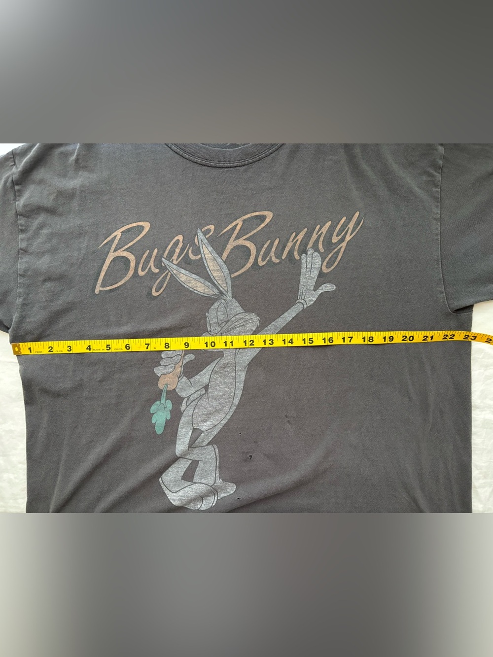 Official Vintage Looney Tunes Bugs Bunny Charcoal Gray T-Shirt Faded Distressed - Picture 5 of 8